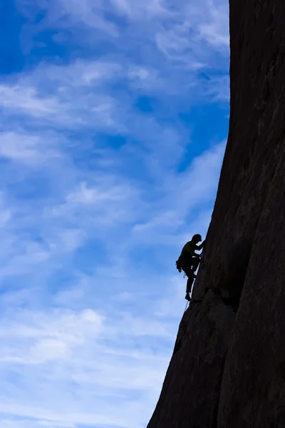 Rock climber clinging to a cliff. — Stock Photo, Image
