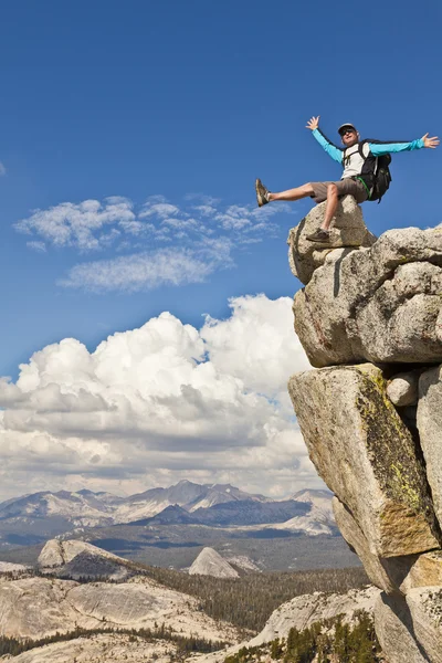 Rock klimmer viert op de top. — Stockfoto