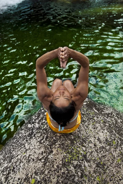 Азиатка практикующая йогу. — стоковое фото