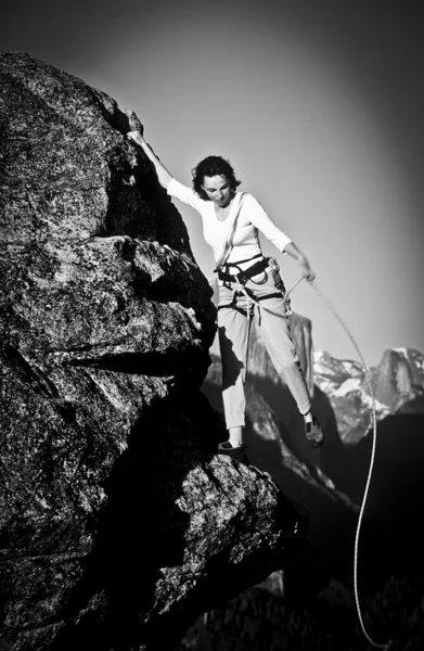 ロック ・ クライマーが崖にしがみついています。. — ストック写真