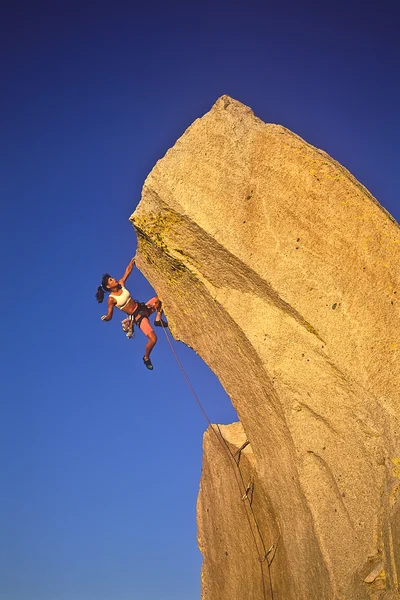 Жінка альпіністка чіпляється за край . — стокове фото