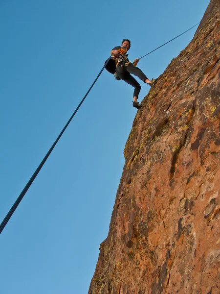 Kletterer seilt sich ab. — Stockfoto