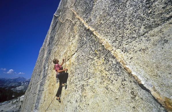 Женщина-альпинистка цепляется за край . — стоковое фото