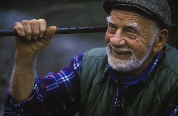 Портрет счастливого пожилого человека . — стоковое фото