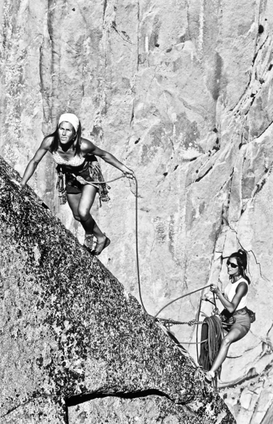 Squadra di scalatori che raggiungono la vetta . — Foto Stock