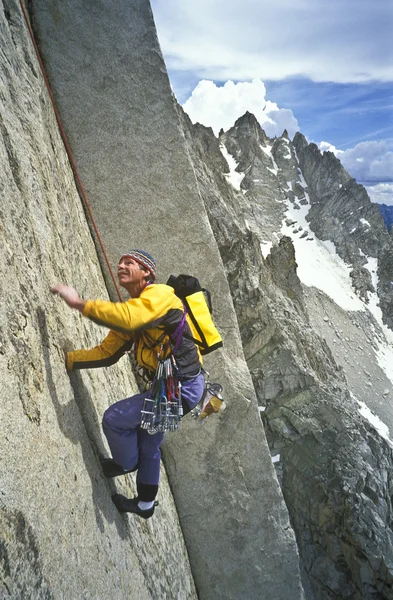 Βράχο ορειβάτης σκαρφαλωμένο σε ένα βράχο. — Φωτογραφία Αρχείου