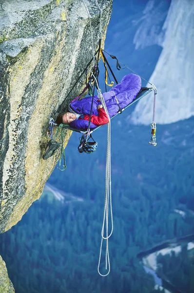 Rock climber in his shelter. — Stock Photo, Image