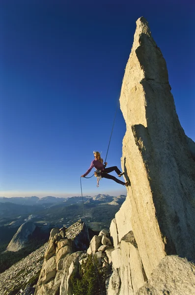 Scalatore di roccia femminile calpestio . — Foto Stock