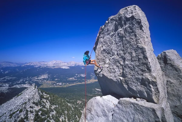 Bergsteigerin seilt sich ab. — Stockfoto