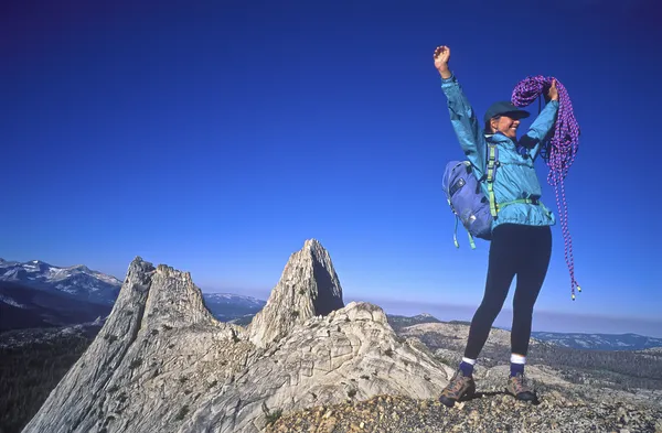 Kadın dağcı zirve Tarih. — Stok fotoğraf