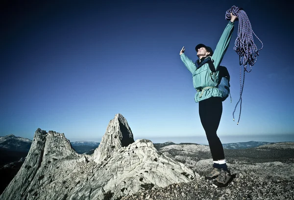在首脑会议上的女性登山者. — 图库照片