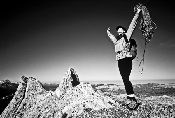 Mulher alpinista no cume . — Fotografia de Stock