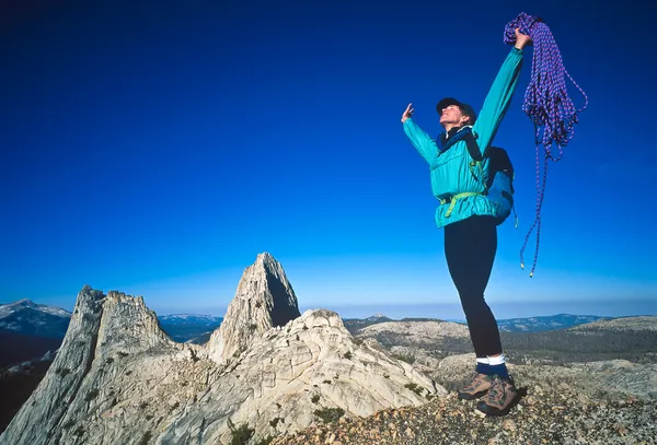 Žena horolezec na vrcholu. — Stock fotografie