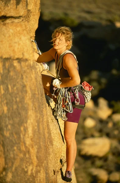 Scalatrice di roccia femminile . — Foto Stock