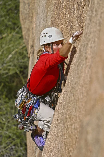 Kvinnliga klättrare fast vid en klippa. — Stockfoto
