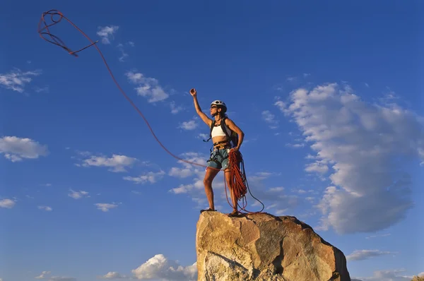 Vrouwelijke rock klimmer abseilen. — Stockfoto