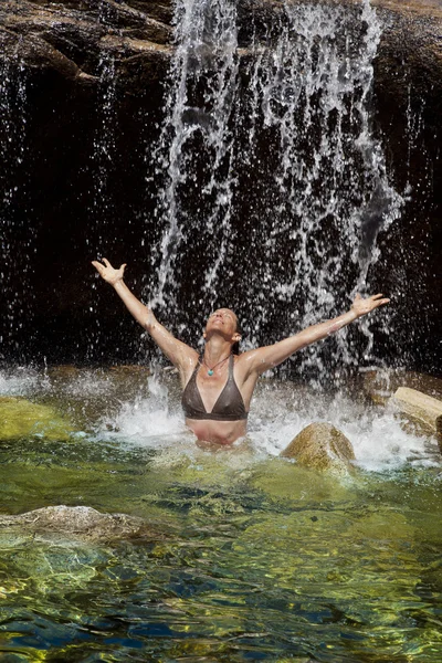 Woman swimming in a natural pool. — Stock Photo, Image