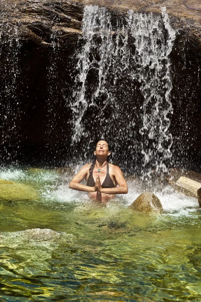 Mujer nadando en una piscina natural . —  Fotos de Stock