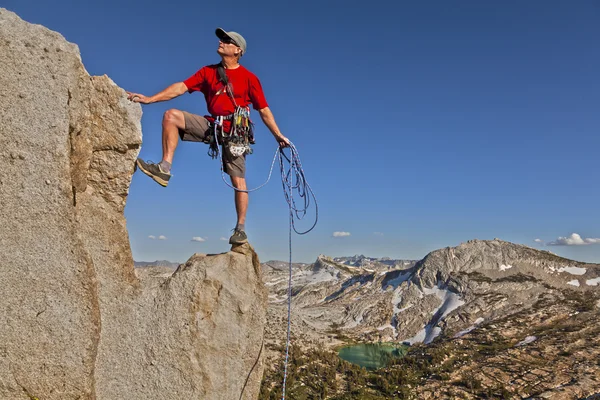 Βράχο ορειβάτης γιορτάζει για τη σύνοδο κορυφής. — Φωτογραφία Αρχείου