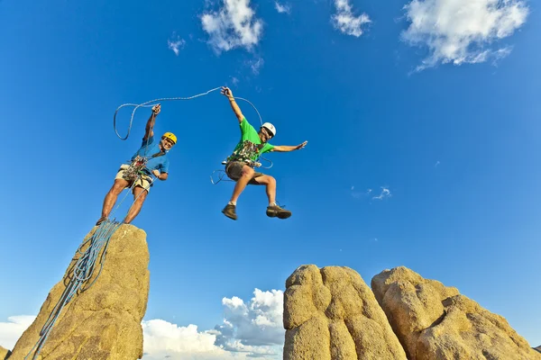 Gruppo di arrampicata che raggiunge la vetta . — Foto Stock