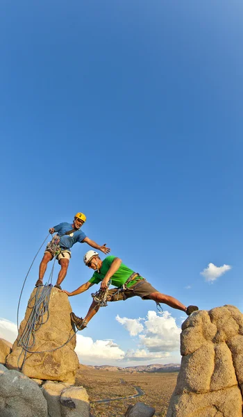 Zirveye ulaşan takım dağcılık. — Stok fotoğraf
