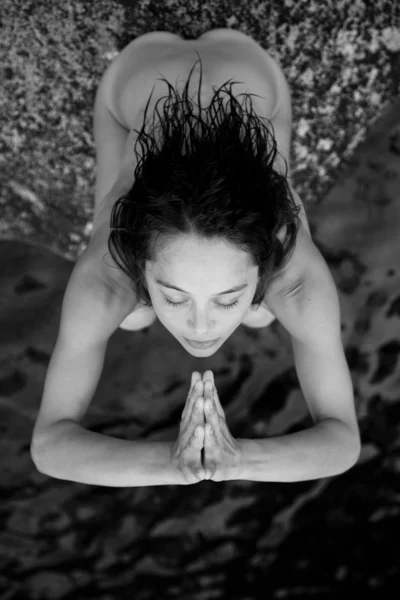 Junge Frau meditiert. — Stockfoto