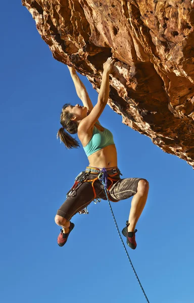 坚持这种悬崖的女性登山者. — 图库照片
