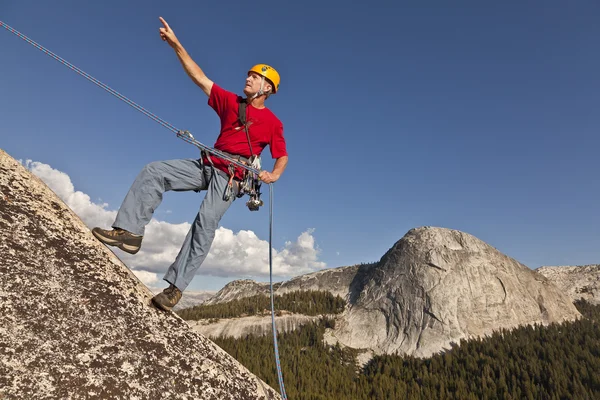 Climber rappelling from the summit. — Stock Photo, Image