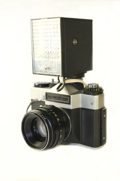 Câmera flash antiga isolada no fundo branco — Fotografia de Stock