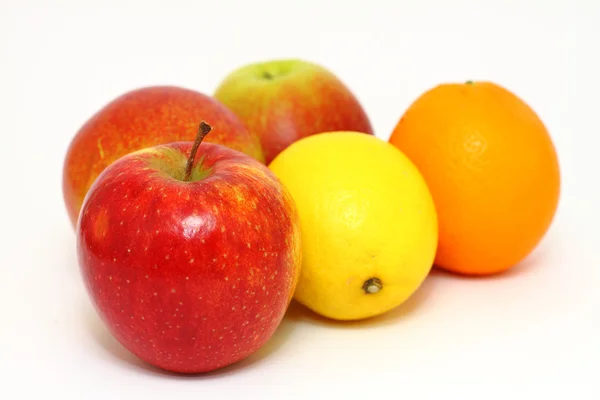 Jabłka i owoce cytrusowe — Zdjęcie stockowe
