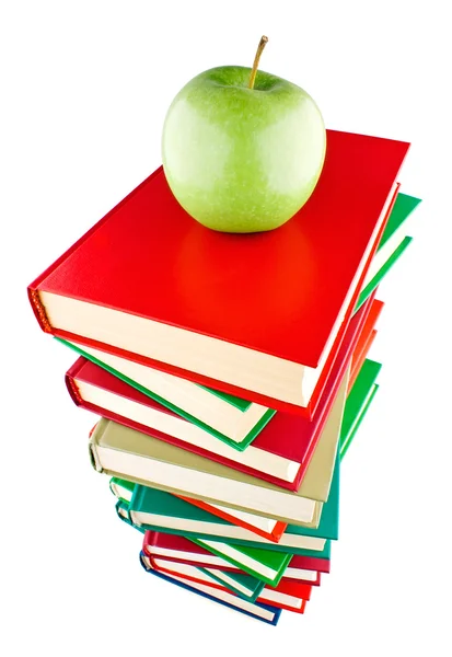 Stos książek z zielonym jabłkiem na górze — Zdjęcie stockowe