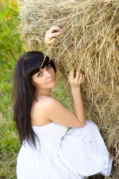 在干草堆上的美丽女人. — 图库照片