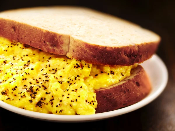 Míchaná vejce sendvič — Stock fotografie