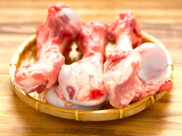 Varkensvlees botten in een mand — Stockfoto