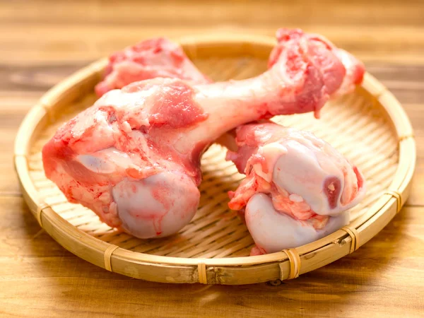 Varkensvlees botten in mand — Stockfoto