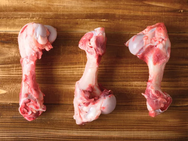 Varkensvlees botten op hout — Stockfoto