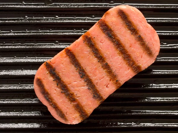 Spam op een grill — Stockfoto
