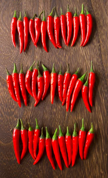 Röd chili padi på träbord — Stockfoto