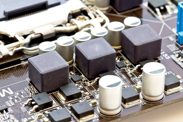 Filteren van circuit en smd stabilisatoren van de processor op motherboa — Stockfoto