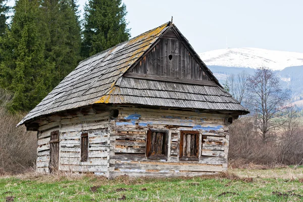 Antigua choza de madera abandonada bajo Kralova hola — Foto de Stock