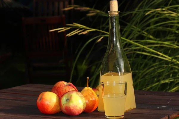 In the garden - fresh cider — Stock Photo, Image