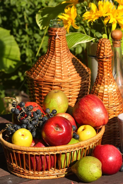 Mandje met fruit - herfst in de tuin — Stockfoto