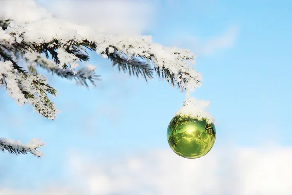 Jul leksak på en trädgren — Stockfoto