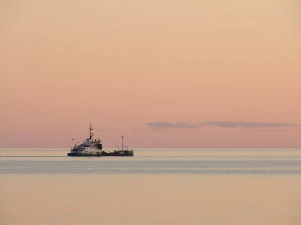 Вечером спокойное море с кораблем — стоковое фото
