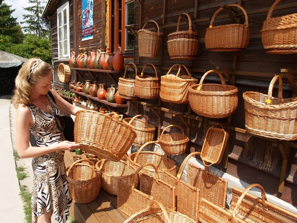 Polsko. prodej řemeslných výrobků v kazimezhe submultiple. — Stock fotografie