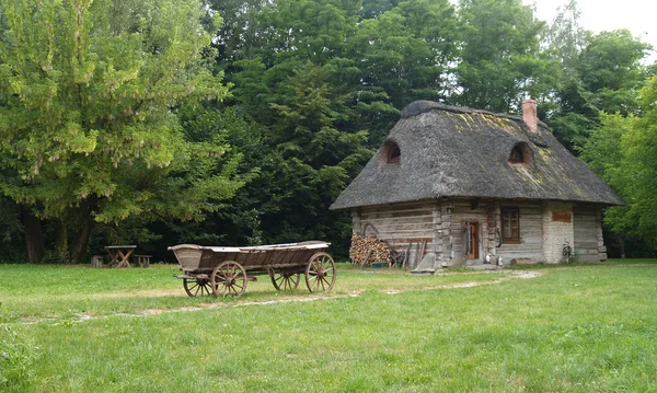 Polen. een houten hut in kazimezhe jaartijd. — Stockfoto