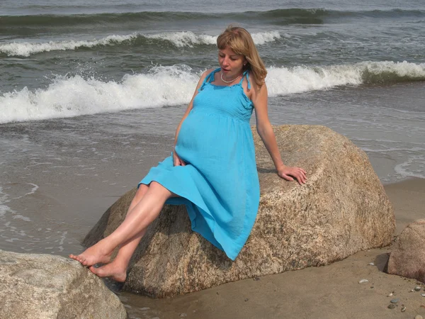 A mulher grávida relthe costa do baltiaxing no mar — Fotografia de Stock