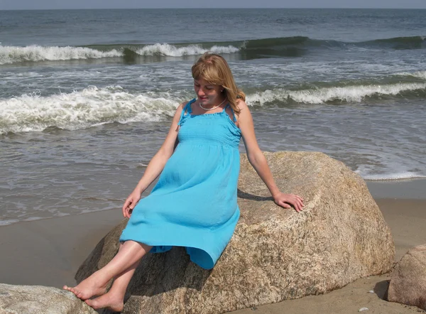 Hamile kadın relthe sahilinde denizde baltiaxing — Stok fotoğraf