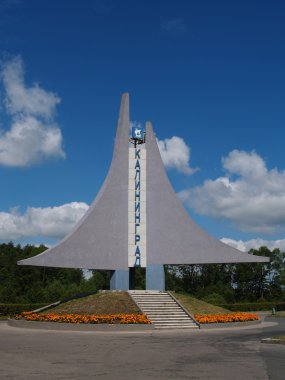 Kaliningrad, Rusya Federasyonu. bir şehrin girişinde stela yelken.