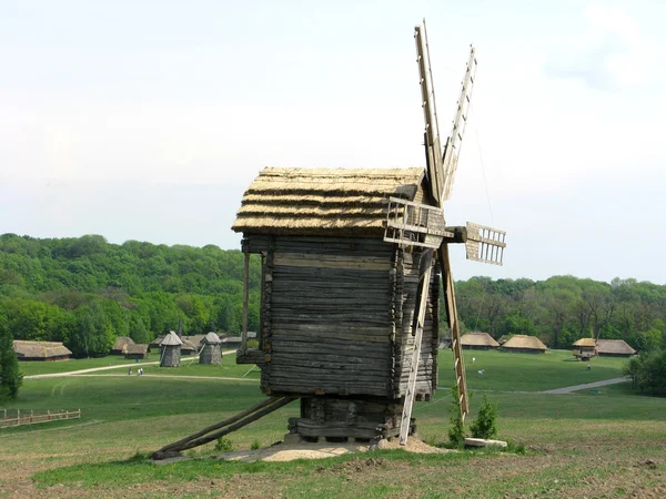 Starý větrný mlýn na Ukrajině — Stock fotografie